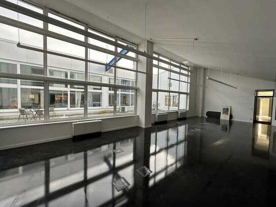 Moderne und helle Bürofläche mit Lichthof in der Nähe des Otto-Versandes.