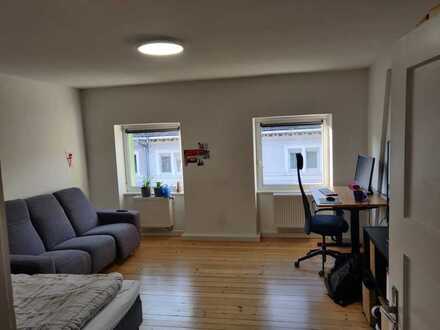 Großes Zimmer in bester Südstadtlage, WG mit Loggia, Wohnzimmer und mehreren Bädern