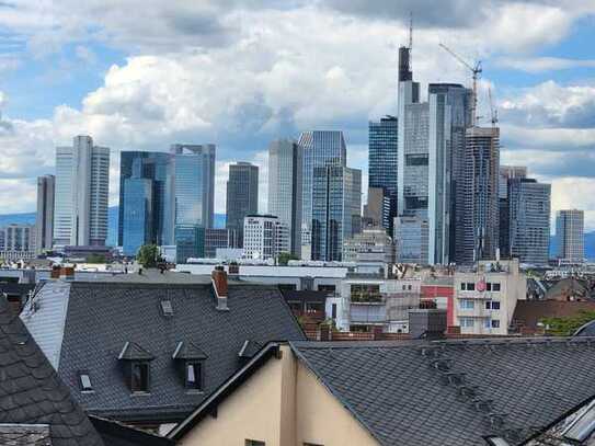 GELEGENHEIT: Helle Altbauwohnung mit Skylineblick in ruhiger Lage!