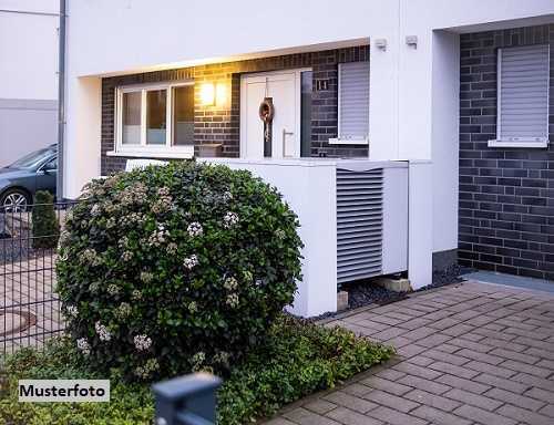 Einfamilienhaus im Bunglowstil mit Terrasse und Carports