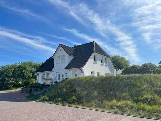 Sylt Hörnum Freistehende Weiße Villa am Meer mit drei Wohneinheiten in den Dünen mit Mini-Meerblick