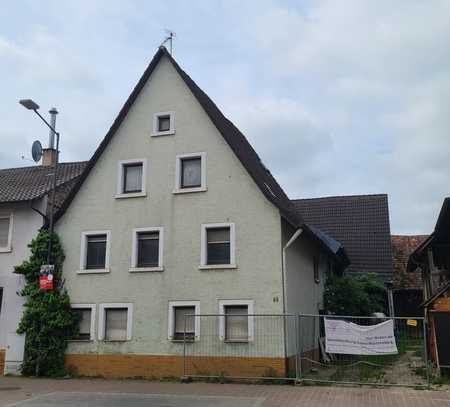 Walzbachtal: Bauplatz mit Abrissgebäuden