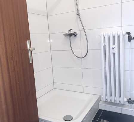 Helle Dachgeschosswohnung mit modernem Duschbad