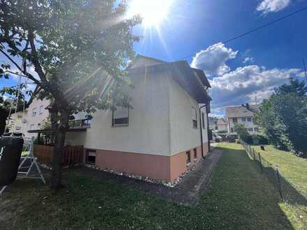 Schöne 5 Zimmer-Wohnung auf 2 Etagen mit EBK, Garage & Carport