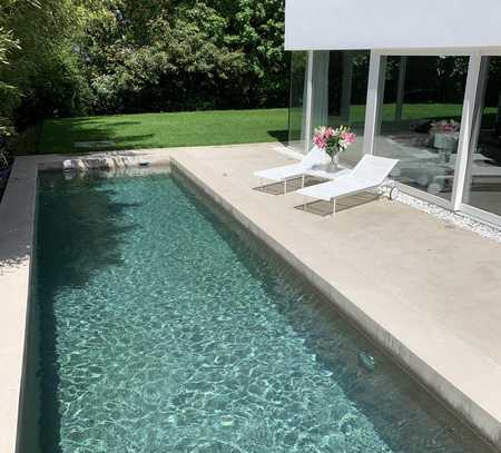 Minimalistisches Architektenhaus mit Pool auf dem Lerchesberg-von privat