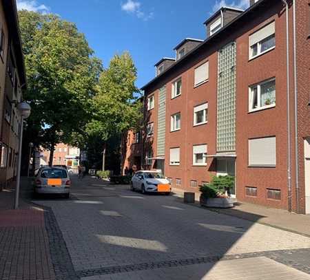 Stadtmitte: 2 Mehrfam.-Häuser mit Balkone, Fahrstuhl und Garagen