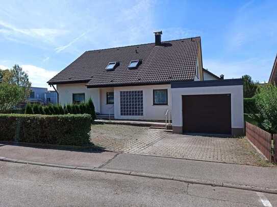 Zweifamilienhaus mit Garage und Stellplätzen