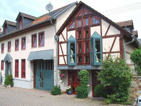 Nähe Idstein: 2 sanierte Architekten-Häuser mit insgesamt 4 WE & romantischer Innenhof