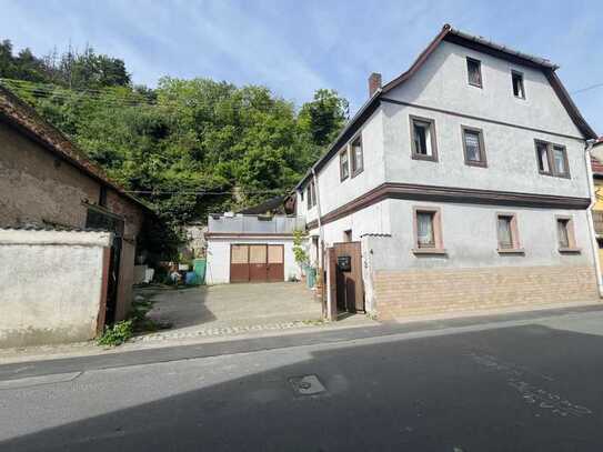 Wohnen im Denkmal: 
Geräumiges Zweifamilienhaus in Karlstadt mit Potenzial!