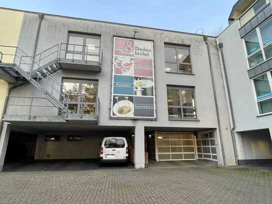 Gewerbeeinheit mit großzügigem Lager und eigenen Stellplätzen im Zentrum von Bensberg zur individell