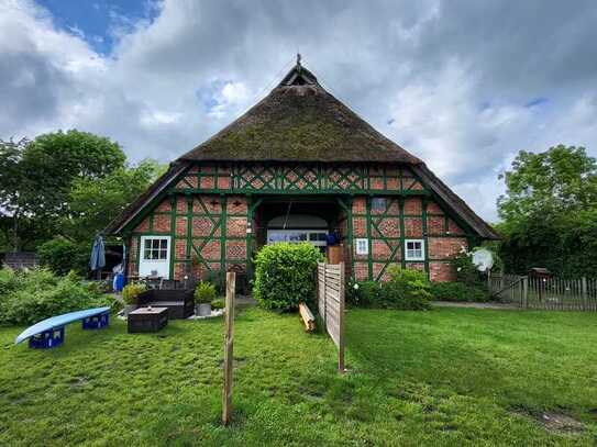 Historisches Fachwerkhaus mit Reetdach (4 WE+Carport) auf 4.681 m² Grundstück