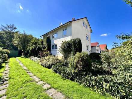 Wohnen im Grünen: Zweifamilienhaus mit großem Garten und viel Potenzial!
