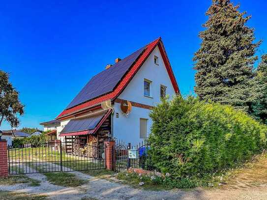 Mit Keller, Einbauküche, Kamin, Carport, großem Grundstück: Charmantes Einfamilienhaus in Rangsdorf