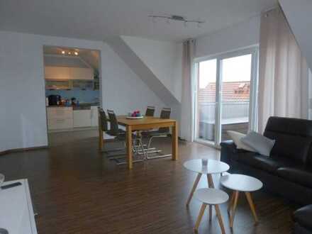 Exklusive Whg. (3ZKB) mit Balkon + EBK, im 2. St. (= oberstes Geschoß) mit Garage, etc., gute Lage!