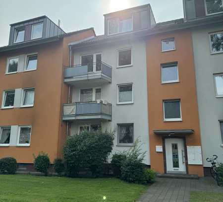 In Wesel: Privatverkauf! Renovierungsbedürftige Wohnung mit drei Zimmern und Balkon