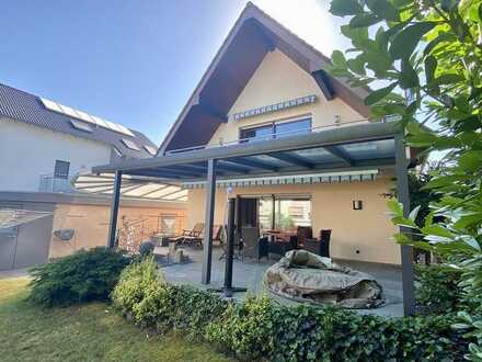 Freistehendes Zweifamilienhaus mit großem, sonnigen Garten in ruhiger Lage von Iffezheim!