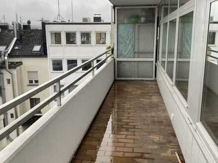 2 Zimmerwohnung mit neuer Einbauküche, AC-City mit großem Balkon !