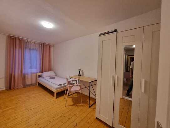 Exklusive 1-Raum-DG-Wohnung in Berlin Mitte