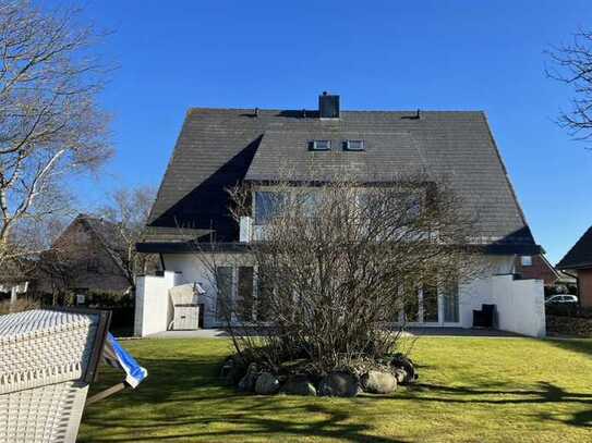 Sylt. Westerland Nord. Freistehendes weißes Einzelhaus mit schönem Grundstück in Strandnähe