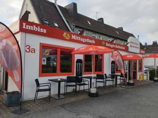 Imbiß mit Parkplatz an einer stark frequentierten Bundesstraße