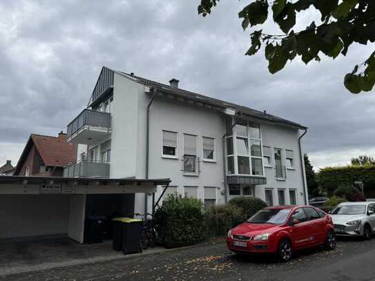 Kleine 2-Zimmer Dachgeschoss-Wohnung, teilmöbliert mit Stellplatz