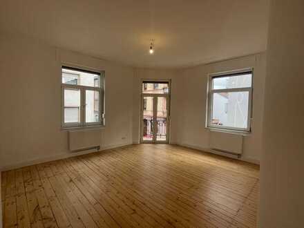 Komplett sanierte 5,5 ZKB mit Balkon und original Dielenböden und Wohnküche in stilvollem Altbau!