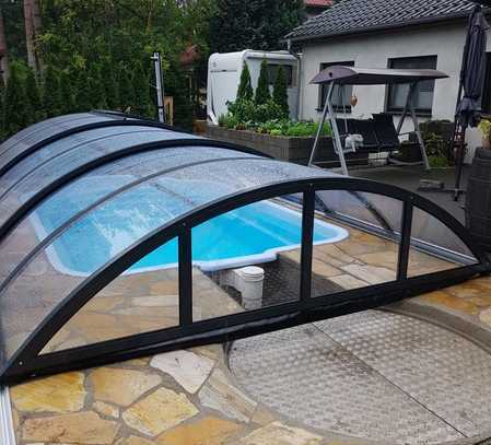 Bungalow mit Pool und Doppelgarage