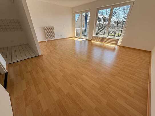 Idyllischer Wohntraum mit großem Balkon und offener Küche im 1.OG