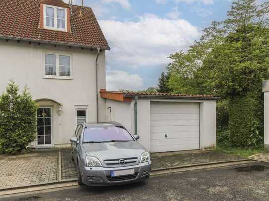 Vermietetes Einfamilienhaus mit Garten, 2 Freistellplätzen und Garage in Homburg