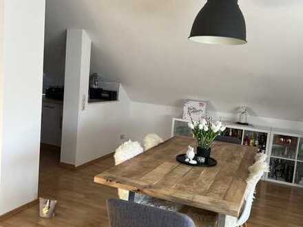 Schöne 2 Zimmer DG-Wohnung mit Balkon