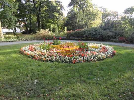 Nordpark. Schöne und sonnige 3R-Altbauwohnung mit großem Balkon und Einbauküche.