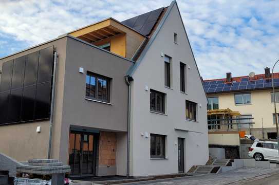 Erstbezug nach energetischer Sanierung: 2-Raum-UG-Wohnung mit Terrasse und geh. Innenausstattung