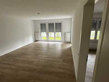 Altersgerechte Neuwertige Wohnung mit zwei Zimmern sowie Terrasse und Einbauküche in Hanau