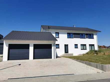Simbach b. Landau/A92 : Neuwertiges Zweifamilienhaus -248 m2 Wfl.- in ruhiger Wohnlage!