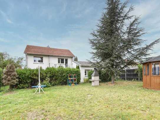 Ein-Zweifamilien-Wohnhaus mit großem Garten und Garage