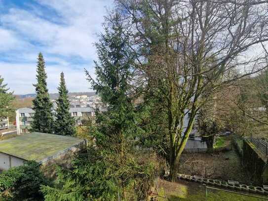 3,5 Zimmer-Wohnung mit Balkon ab 1.5.25 Gartenmitbenutzung möglich.