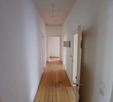 Zentrale 4 Zimmer Wohnung mit Balkon