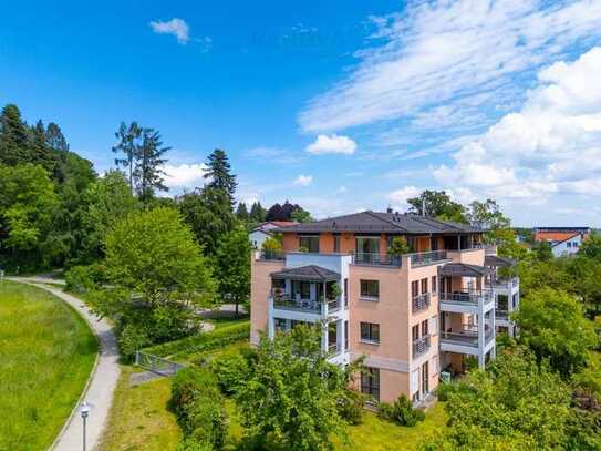 Sonnige 3-Zimmer-Wohnung mit überdachtem Balkon und Blick ins Grüne.