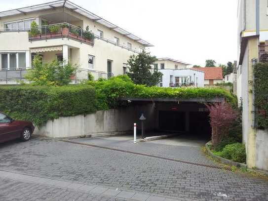 Stellplatz in einer abgeschlossenen Garage