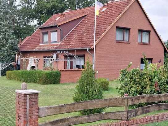 Tolles Einfamilienhaus mit großem Grundstück - zum Sarnieren für eigene Ideen.