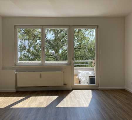 Modernisiert, 1 Zimmer mit Einbauküche, Balkon und Duschbad