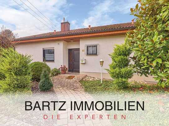 Bezaubernder Bungalow mit Doppelgarage und Garten in Feldrandlage