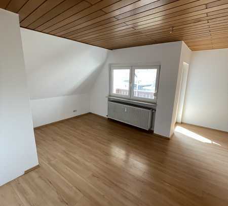 Schöne 3,5-Zimmer-Dachgeschosswohnung mit Balkon und EBK in Hösbach