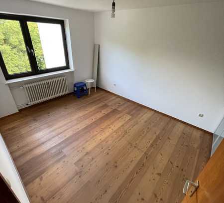 Freundliche 2-Zimmer-Wohnung mit Balkon und Einbauküche in München