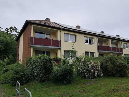 3-Zimmer Wohnung mit Loggia und kleinem Garten, neuer Bodenbelag, frisch gestrichen!