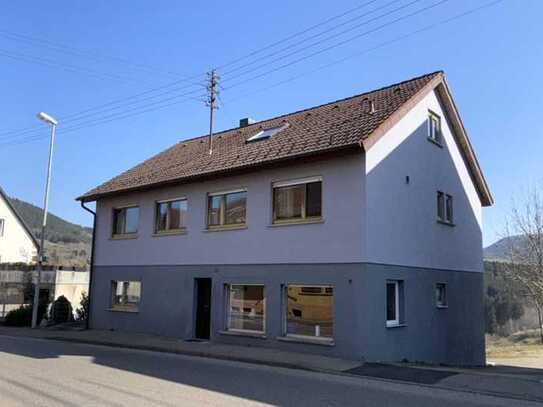 Sofort frei: Zweifamilienhaus mit zusätzlicher Ausbaureserve