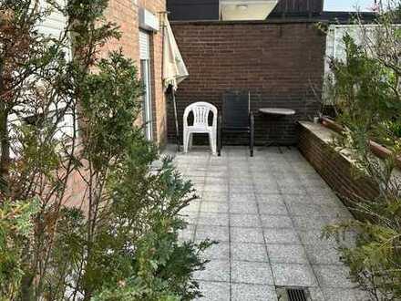 Appartement mit großen Wohnraum inklusive Terrasse. Küche, Diele, Bad.