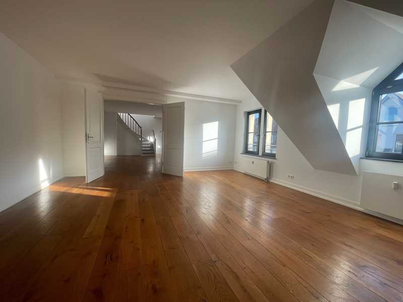 Historische Architektur, moderner Komfort: Premium-Maisonette mit Lift im Jugendstilensemble.