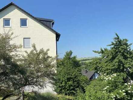 Schicke 3,5-Zimmer-DG-Wohnung mit Loggia in Würzburg-Versbach