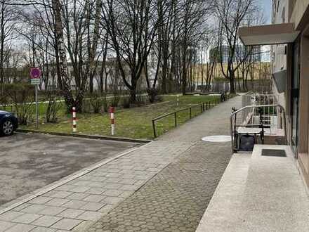 Stilvolle, vollständig renovierte 4-Zimmer-Erdgeschosswohnung mit Balkon in Regensburg
